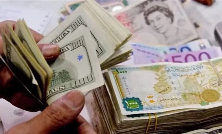 سعر صرف الدولار, الليرة السورية, الاقتصاد السوري, تهريب الدولار, أسعار المواد الغذائية, التضخم في سوريا, أزمة سعر الصرف, سعر الدولار في دمشق, أسعار الدواجن, سوق العملات في سوريا, الاحتياطي النقدي السوري, العقوبات الدولية, الدولار مقابل الليرة السورية, تغيرات سعر الدولار في سوريا, الأسواق السورية, الاقتصاد السوري 2025, USD exchange rate, Syrian Pound, Syrian economy, dollar smuggling, food prices, inflation in Syria, exchange rate crisis, USD in Damascus, poultry prices, currency markets in Syria, Syrian foreign reserves, international sanctions, USD to Syrian Pound, changes in USD exchange rate in Syria, Syrian markets, Syrian economy 2025