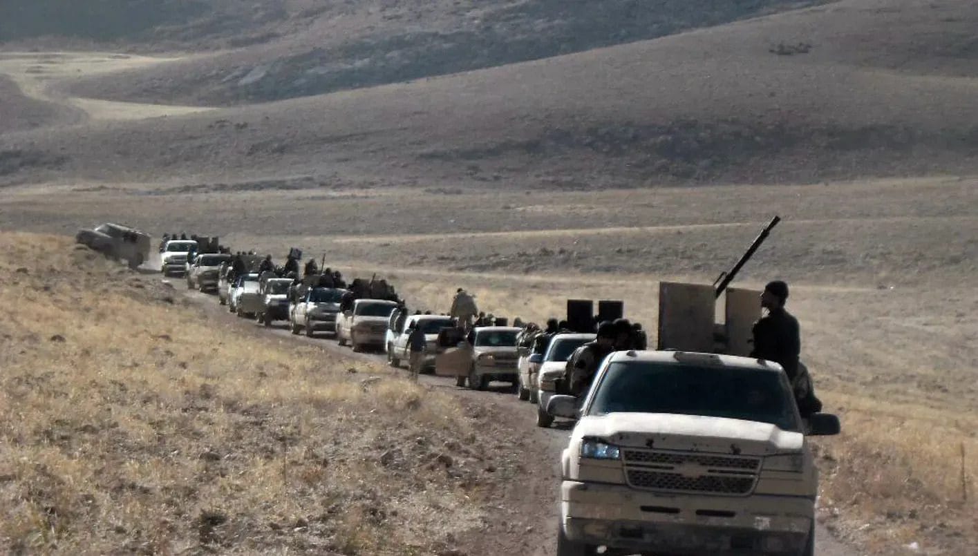 اشتباكات الحدود اللبنانية السورية, حزب الله, الجيش السوري, الحدود اللبنانية, قصف مدفعي, منطقة القصر, النزاع في لبنان, الجيش اللبناني, الهجوم على الحدود, سوريا لبنان, جريمة قتل في لبنان, حزب الله على الحدود, سحب الجثث من لبنان, الأحداث الحدودية, الأمن على الحدود, اشتباك مع حزب الله,Lebanese Syrian border clashes, Hezbollah, Syrian army, border security, artillery strike, Al-Qasr area, Lebanon conflict, Lebanese army, border attack, Syria Lebanon, murder in Lebanon, Hezbollah at the border, body retrieval Lebanon, border events, security on the border, Hezbollah clash