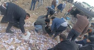 حادث مروري في سوريا، تطاير الأموال على الطريق، رواتب موظفي الدولة، البنك المركزي السوري، حوادث الطرق في لبنان، جمع الأموال من الحوادث، حادث على أوتستراد دمشق، الأمن الداخلي في لبنان، طرق حمص دمشق، التدخل الأمني في الحوادث، حركة المرور في لبنان، تناثر الأموال في الحوادث، حادث غريب في سوريا، الأضرار الناتجة عن الحوادث المرورية,Traffic accident Syria, Money scattered on road, State employee salaries, Syrian Central Bank vehicle, Road accidents Lebanon, Collecting money from accidents, Homs-Damascus highway accident, Internal security forces Lebanon, Traffic flow Lebanon, Money scatter accident, Strange accident Syria, Vehicle damages in accidents, Emergency response to accidents