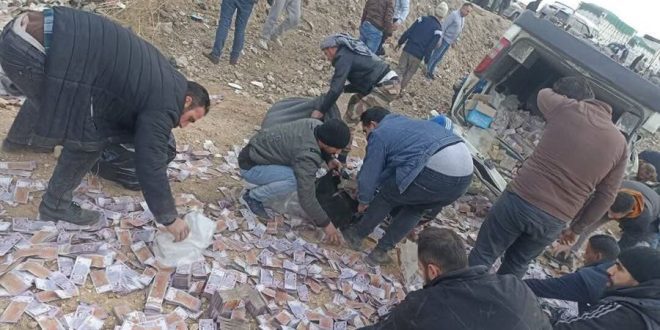 حادث مروري في سوريا، تطاير الأموال على الطريق، رواتب موظفي الدولة، البنك المركزي السوري، حوادث الطرق في لبنان، جمع الأموال من الحوادث، حادث على أوتستراد دمشق، الأمن الداخلي في لبنان، طرق حمص دمشق، التدخل الأمني في الحوادث، حركة المرور في لبنان، تناثر الأموال في الحوادث، حادث غريب في سوريا، الأضرار الناتجة عن الحوادث المرورية,Traffic accident Syria, Money scattered on road, State employee salaries, Syrian Central Bank vehicle, Road accidents Lebanon, Collecting money from accidents, Homs-Damascus highway accident, Internal security forces Lebanon, Traffic flow Lebanon, Money scatter accident, Strange accident Syria, Vehicle damages in accidents, Emergency response to accidents