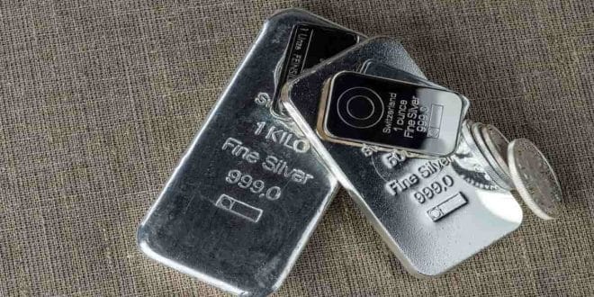 الفضة استثمار, الفضة مقابل الذهب, تحوط التضخم الفضة, سعر الفضة اليوم, الاستثمار في المعادن الثمينة, silver investment, silver vs gold, inflation hedge silver, silver price forecast, precious metals investing, renewable energy silver demand, silver market trends, industrial silver demand, best investment metals