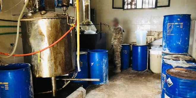 الجيش اللبناني، الحدود اللبنانية السورية، مداهمة معمل كبتاغون، مكافحة المخدرات في لبنان، الكبتاغون في لبنان، تهريب المخدرات عبر الحدود، القوات اللبنانية، مديرية المخابرات، مواد أولية لتصنيع المخدرات، مكافحة تجارة المخدرات، الأمن الوطني في لبنان، التحقيقات القضائية في لبنان، مهربو المخدرات، الكبتاغون السوري، عمليات الجيش اللبناني، مكافحة تصنيع المخدرات، تهريب المخدرات، الهرمل لبنان، جرائم المخدرات في لبنان، القضاء اللبناني, Lebanese Army, Lebanese-Syrian border, Captagon factory raid, drug manufacturing Lebanon, Captagon in Lebanon, drug smuggling across borders, Lebanese security forces, Intelligence Directorate Lebanon, raw materials for drug manufacturing, combating drug trade, Lebanon national security, judicial investigations Lebanon, drug traffickers, Syrian Captagon, Lebanese Army operations, dismantling drug factories, drug trafficking, Harf al-Samaqa Lebanon, drug crimes Lebanon, Lebanese judiciary