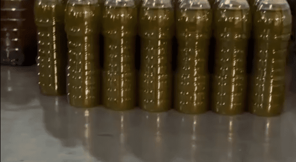 الجمارك توقف فانًا محمّلًا بزيوت ملوّنة ضبط محلّين ومستودع مغشوشين