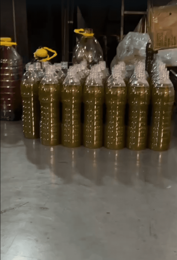 الجمارك توقف فانًا محمّلًا بزيوت ملوّنة ضبط محلّين ومستودع مغشوشين